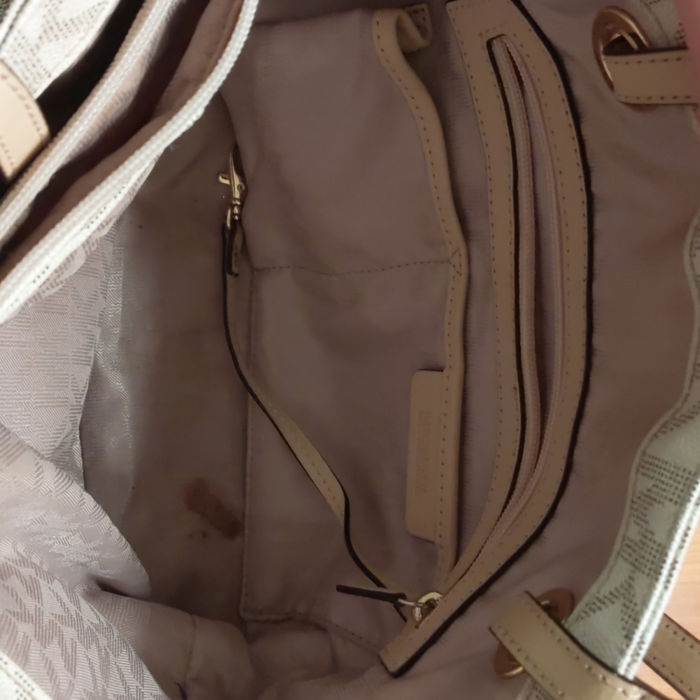 Micheal kors purse - Picture 3 of 5